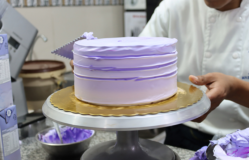 Decorando el bizcocho con la crema de chantilly Monnalisa Deluxe