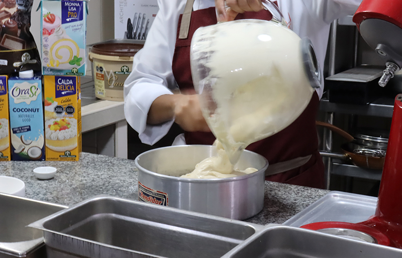 Chef colocando masa en un molde