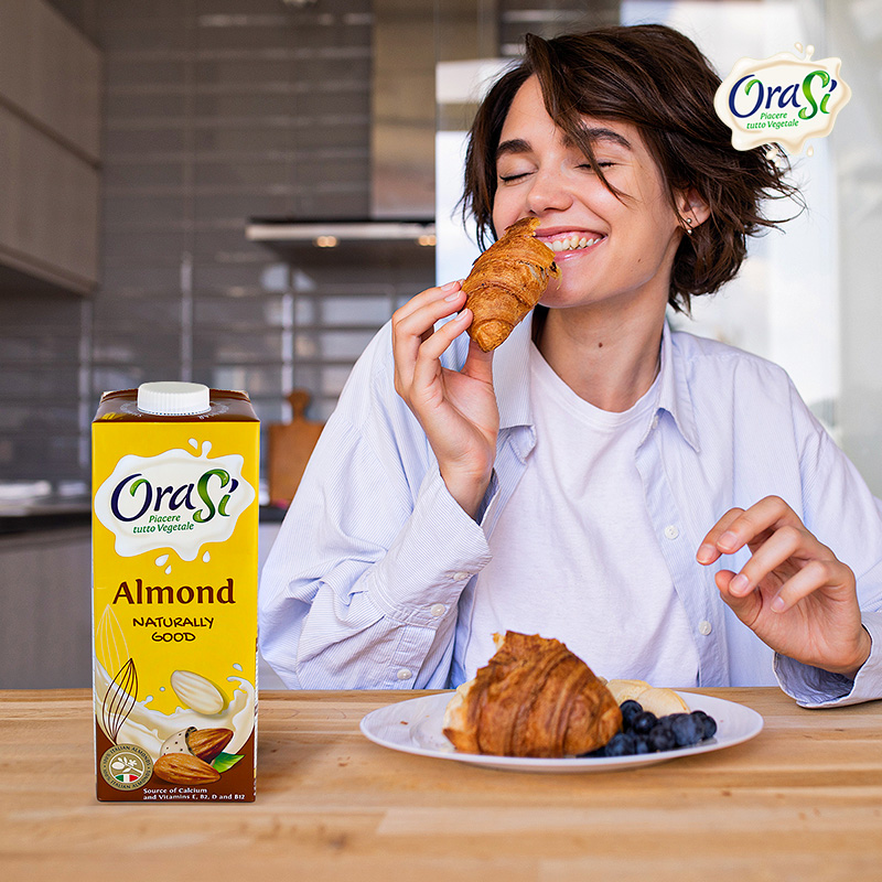 Mujer probando Orasi Almond para dormir mejor