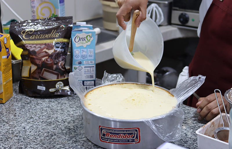 Esparciendo jarabe de coco calda delicia