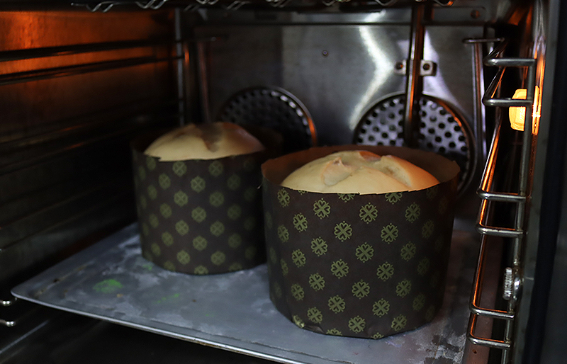 Masa con sus pirotines listos para el horneado