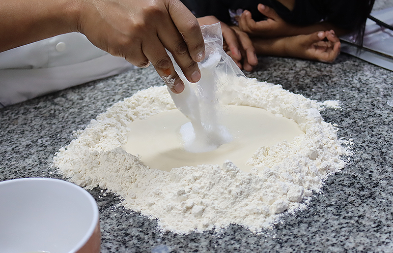 Mezclando la harina con el azucar para el paneton