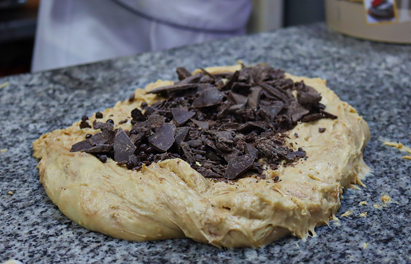 Mezclando la masa con Chocolate Ariba Discos